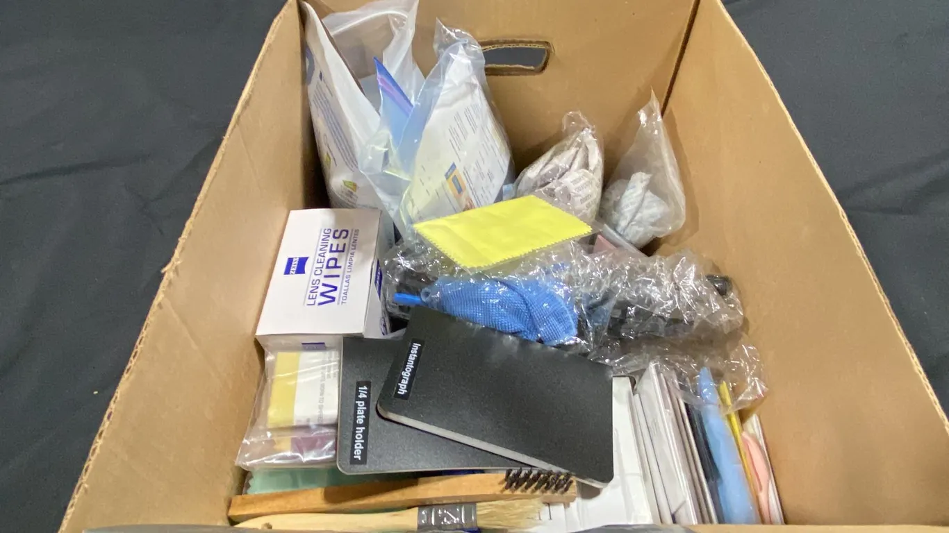 BOX OF ASSORTED LENS CLOTHS, JEWELLERS POLISHING CLOTH, BLACK RUBBER AIR BLOWER BULBS, SILICA GEL