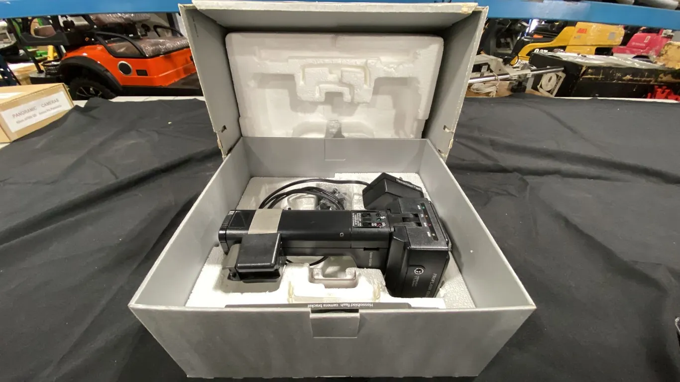 HASSELBLAD PROFLASH 4504 HANDLE-MOUNT ELECTRONIC FLASH UNIT WITH ACCESSORIES