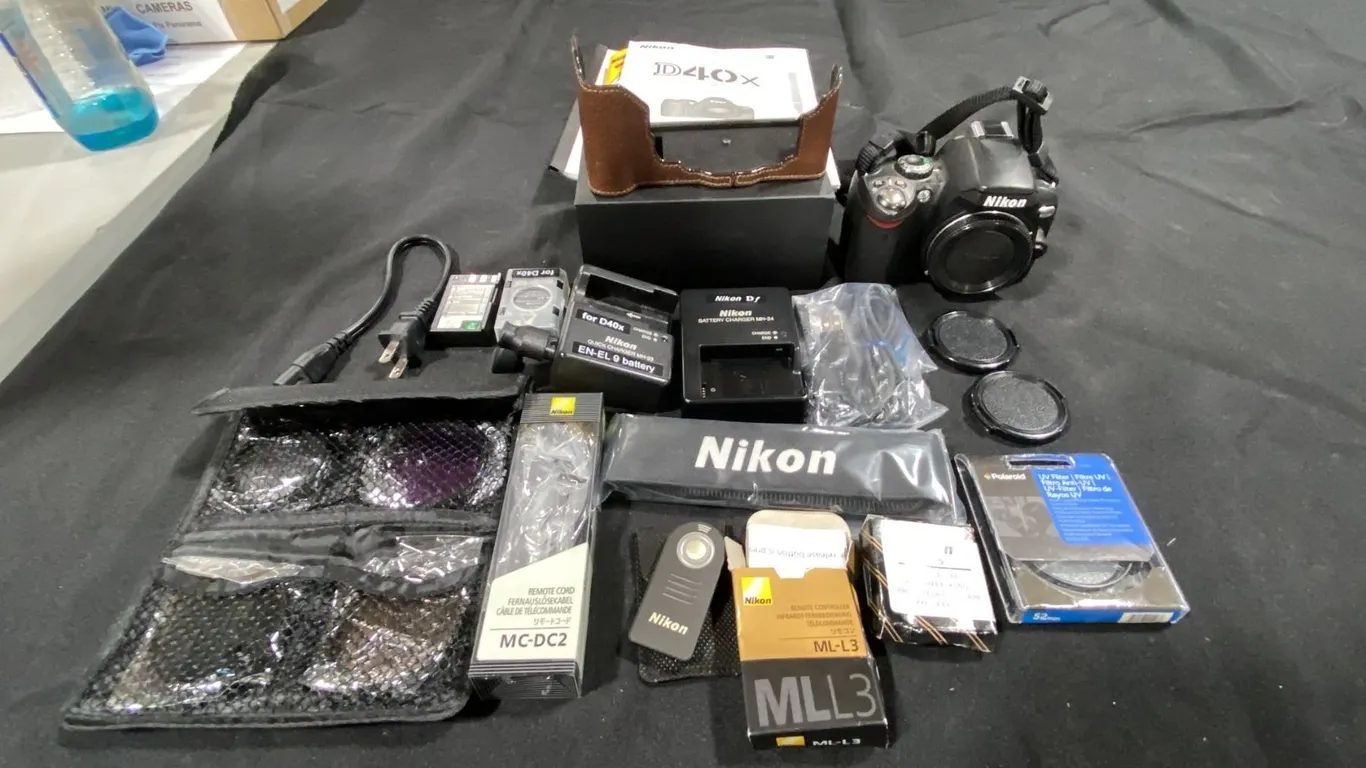 NIKON D40X DIGITAL CAMERA WITH BATTERY CHARGER, 3 BATTERIES, FILTERS, HALF LEATHER CAMERA CASE,