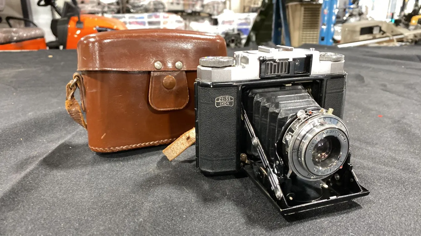 ZEISS IKON NETTAX MEDIUM FORMAT FOLDING CAMERA WITH NOVAR-ANASTIGMAT 1:4.5 F=75MM LENS & CAMERA CASE