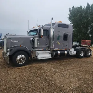 2007 Kenworth W900L W/280" Wheelbase, 565 HP Cummins w/300k on overhaul, 18 spd auto shift, Michelin Tires, Durabrite Wheels, 86" sleeper