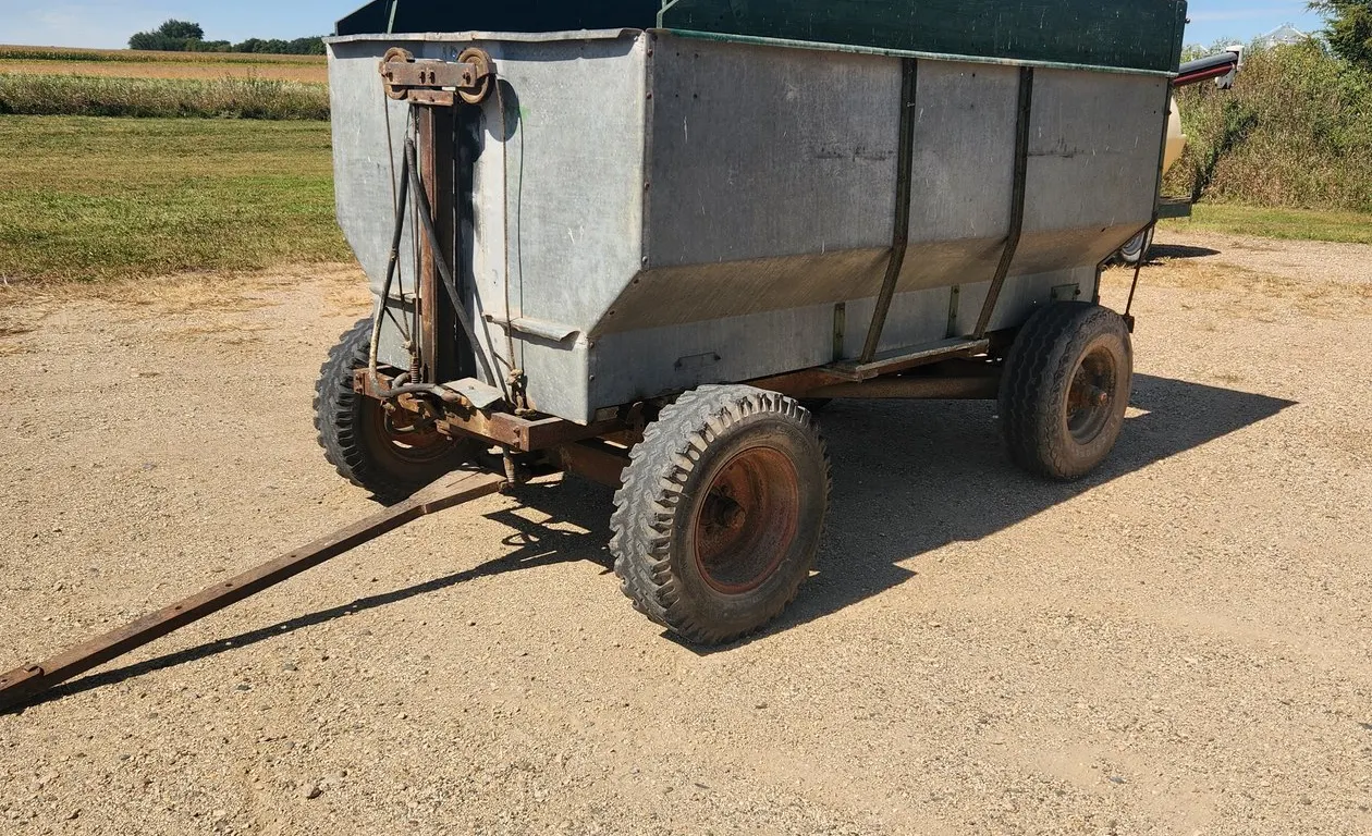 Flarebox with factory running gear and front post hoist