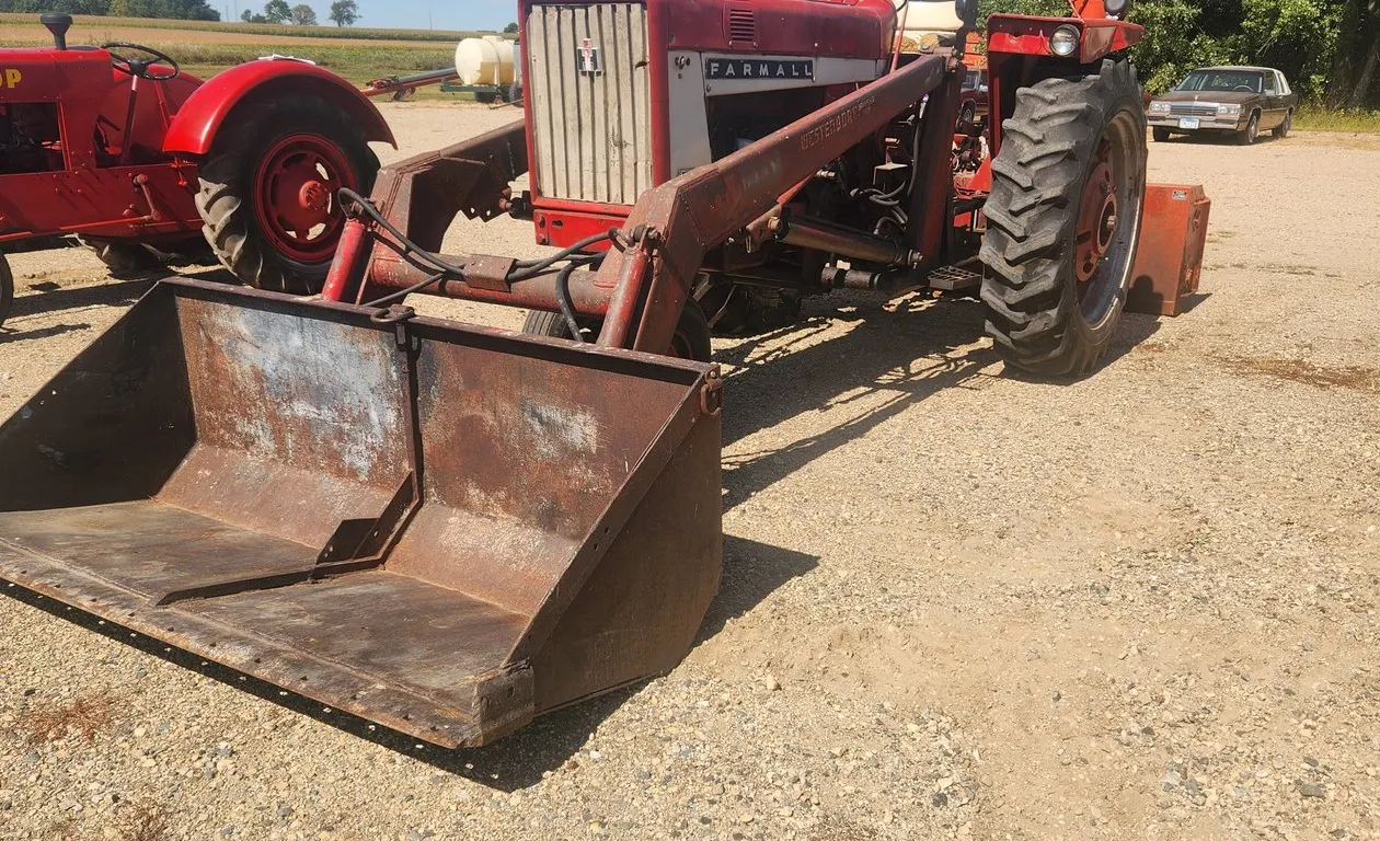 IH 656 Gas Tactor w/ loader, Narrow front, 3 pt. **CUSTOMER STATES WEAK PTO** very clean tractor, driven to auction site **Snow Blower Sold Separately