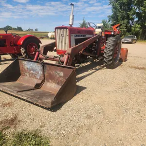 IH 656 Gas Tactor w/ loader, Narrow front, 3 pt. **CUSTOMER STATES WEAK PTO** very clean tractor, driven to auction site **Snow Blower Sold Separately