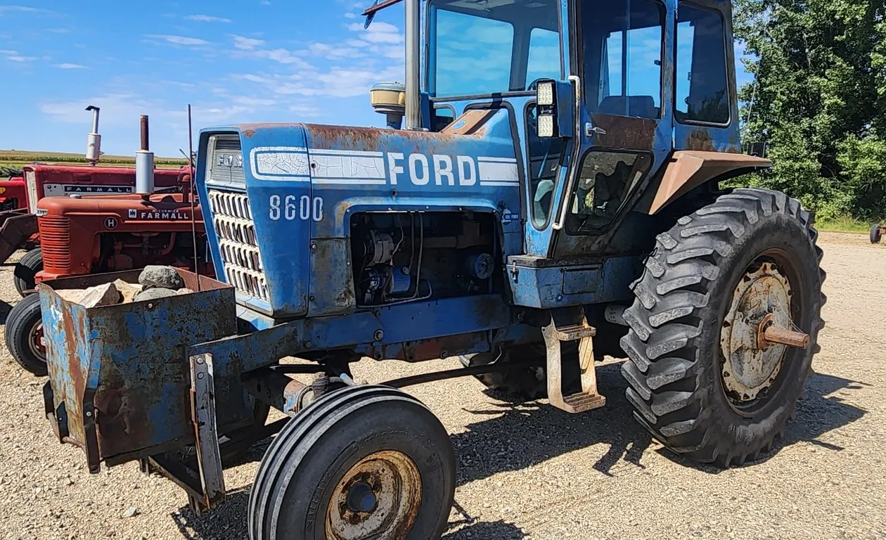 Ford 8600 Diesel Tractor w/Dual Power, 3 pt. Recent new injection pump, near new front tires, Owner States "Runs Good"