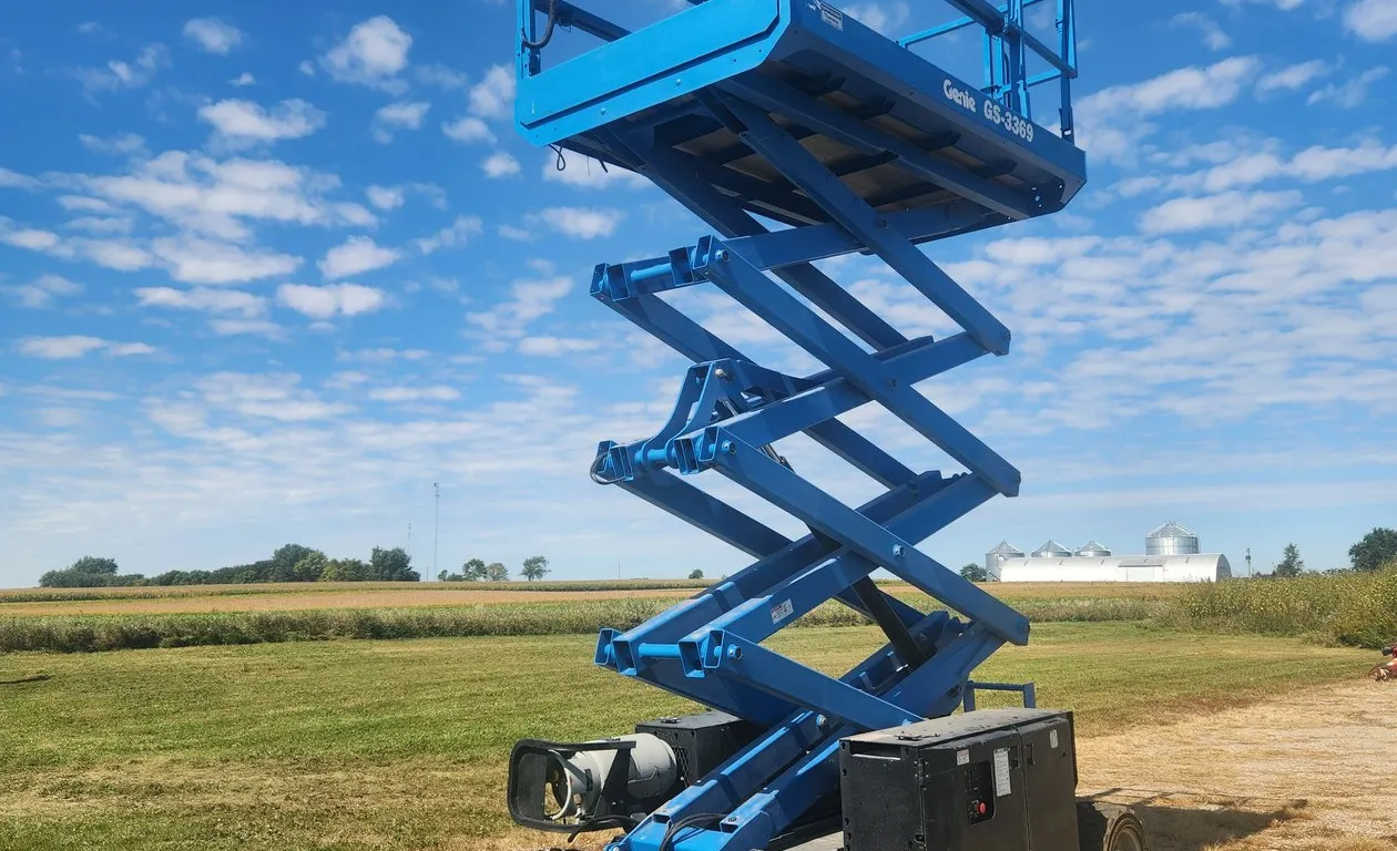 2016 Genie GS33696 Scissor Lift w/approx. 2200 hrs., Dual Fuel (Gas/LP), Foam filled all terrain tires, bed extends to 12', recently serviced 4x4, *Ow