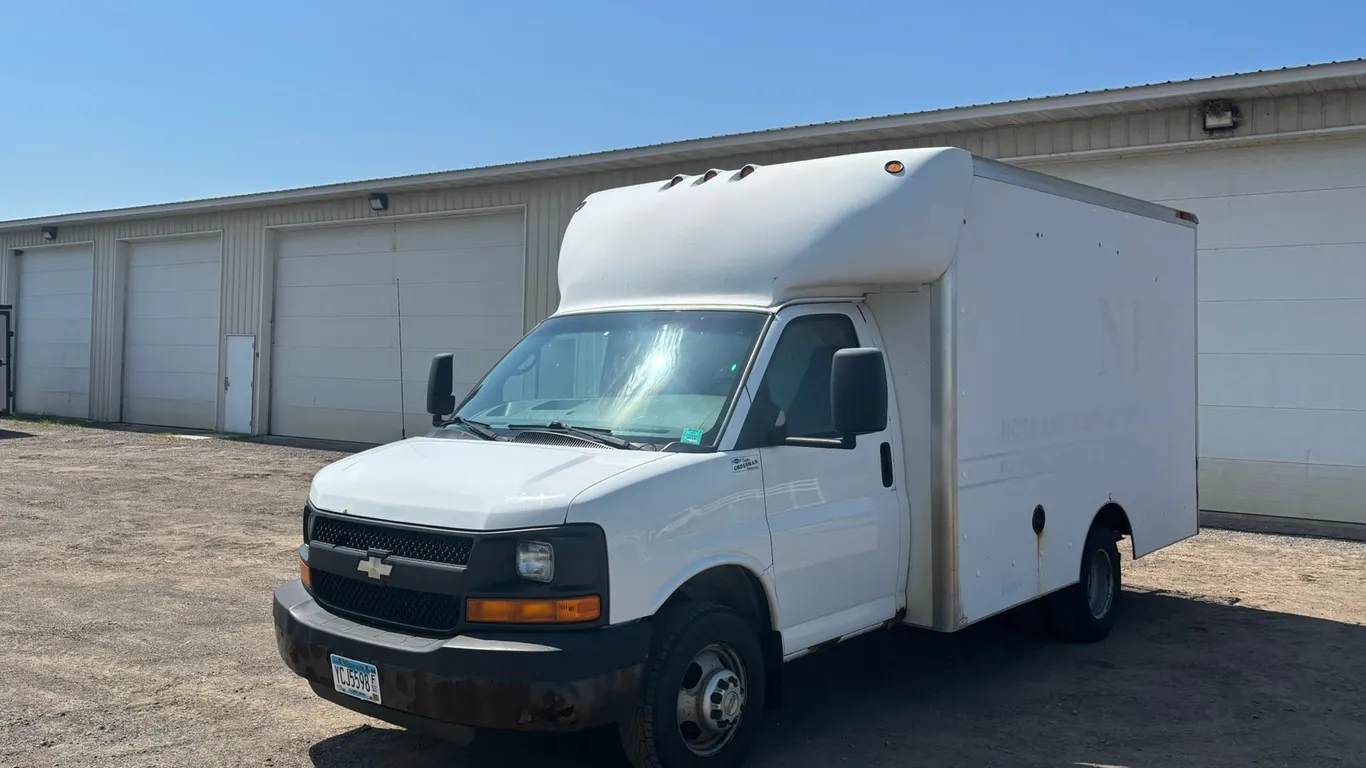 2008 Chevrolet Express 3500 Box Truck