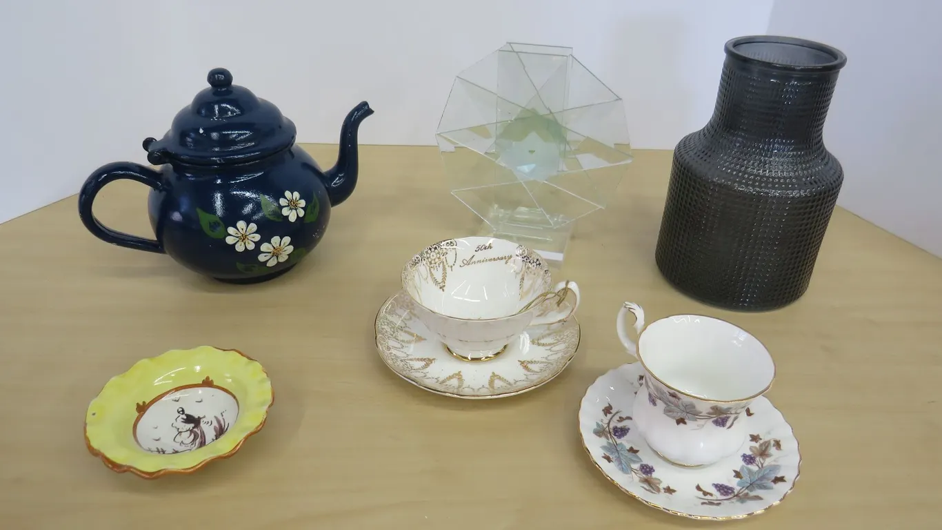 Cups/Saucers, Teapot