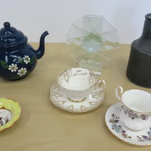 Cups/Saucers, Teapot