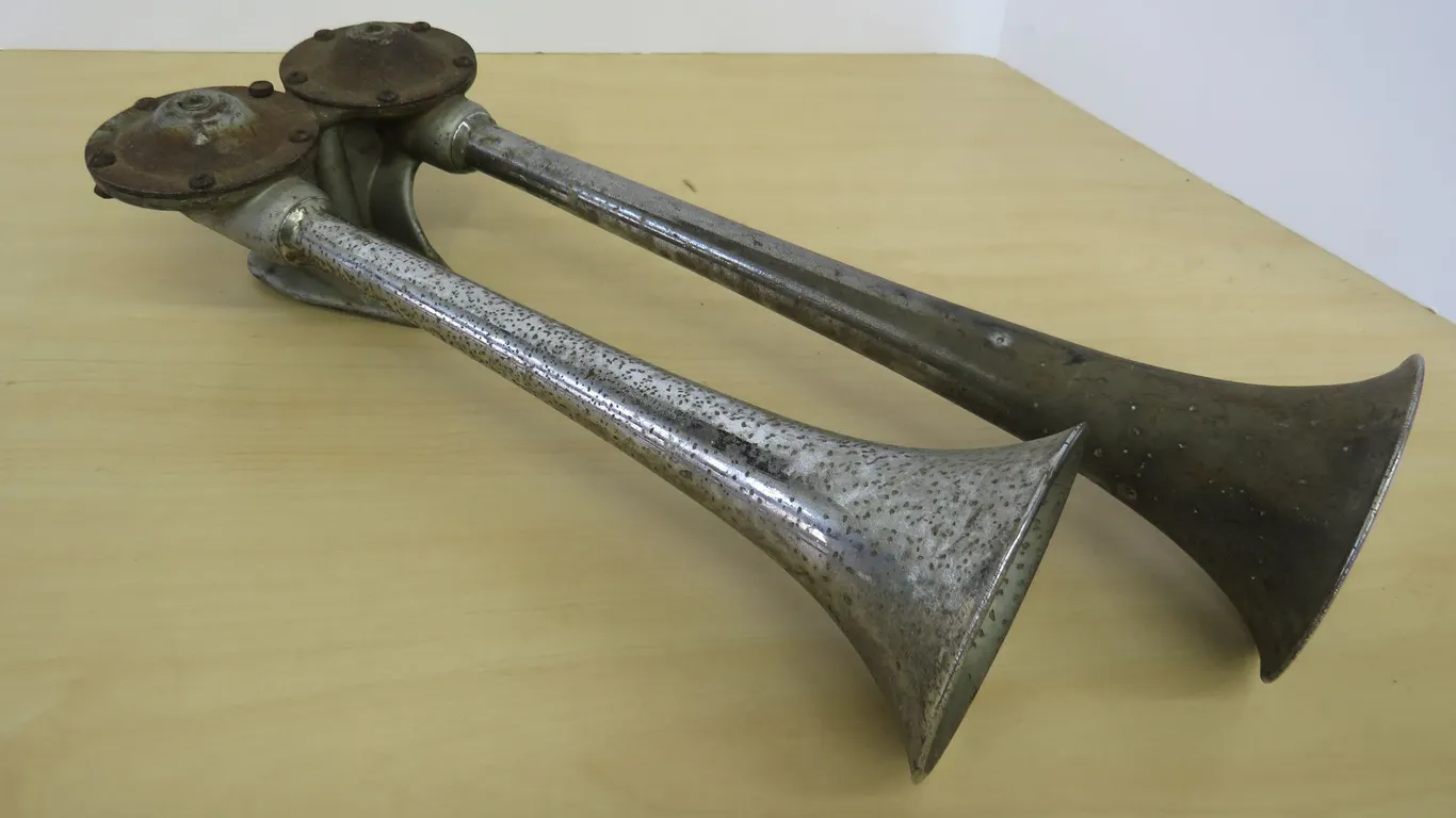 Vintage Air Horns
