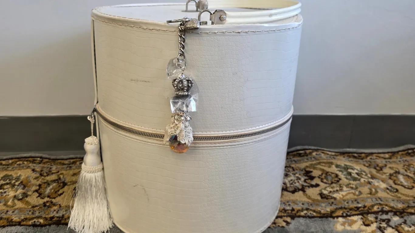 Vintage White Round Hat Box Vanity Case Gold Interior Tassel Crown