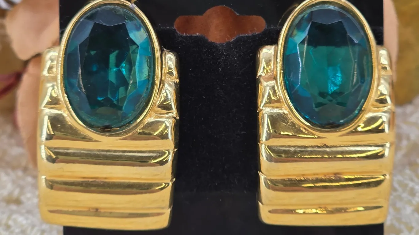 Les Bernard Vintage Gold Tone Teal Glass Cabochon Ribbed Clip On Earrings