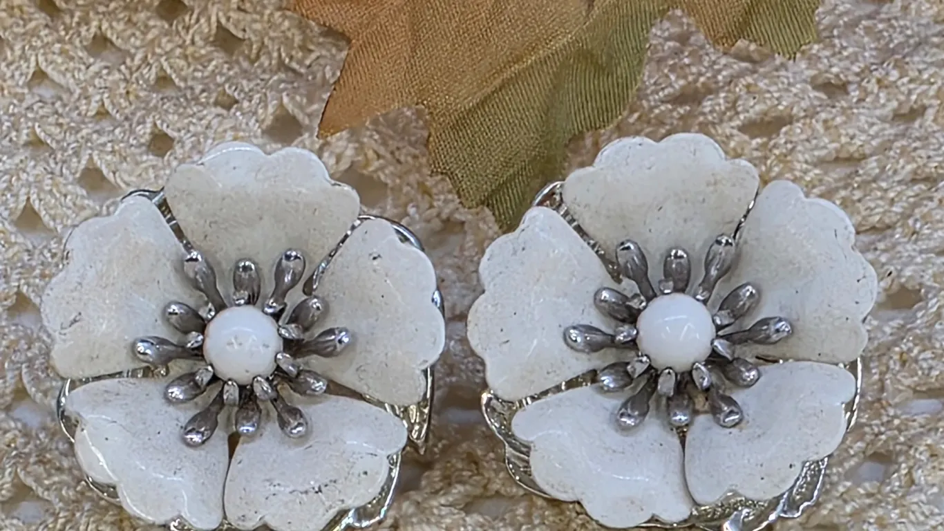 Vintage Sarah Coventry White Enamel Flower Clip On Earrings Silver Tone Floral