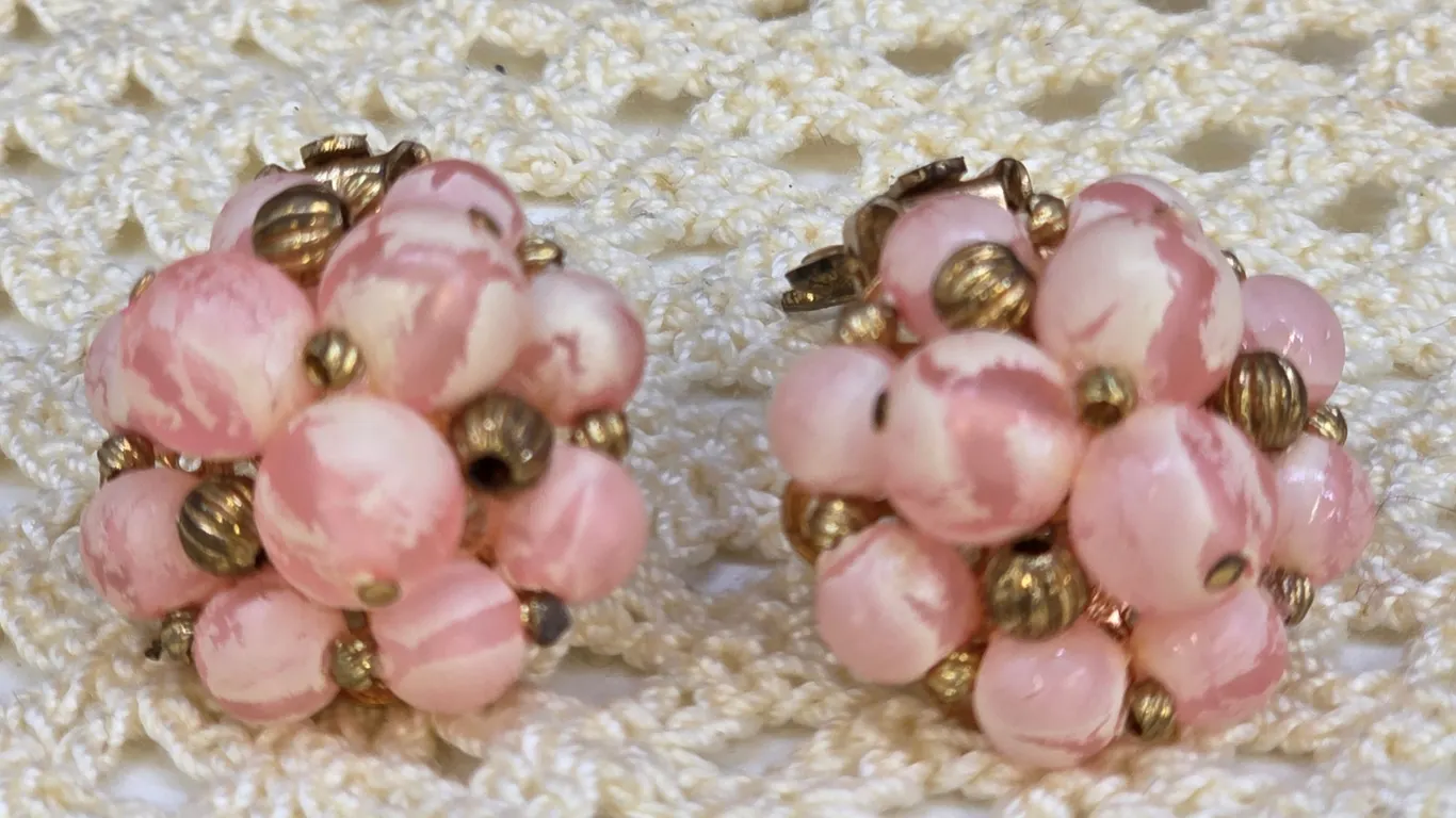 Vintage Pink Marbled Bead Cluster Clip On Earrings Gold Tone Filigree Retro