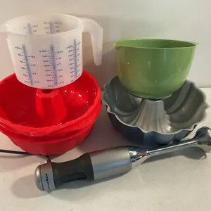 Assorted Baking & Kitchen Lot – KitchenAid Blender, Bundt Pans & Measuring Pitcher