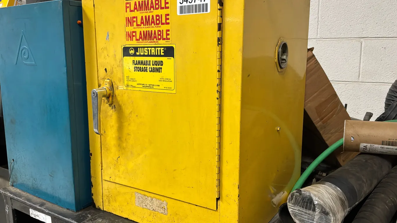 JUSTRITE 25040 FLAMMABLE LIGUID STORAGE CABINET