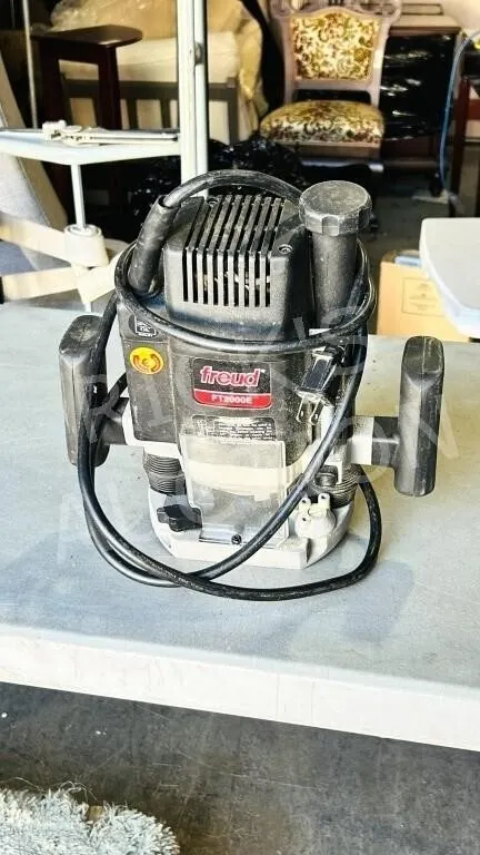 Freud 1/2" FT2000E Router , no bottom plate