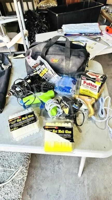 4 sizes of glue guns & glue