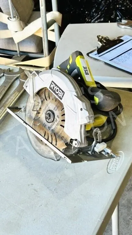 Ryobi 7 1/4" electric circular saw - working