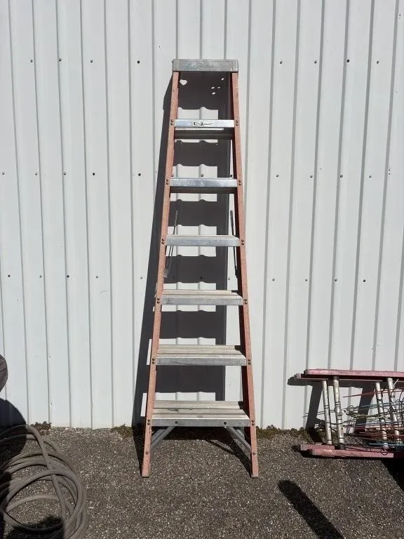 Fiberglass platform stepladder - 7ft
