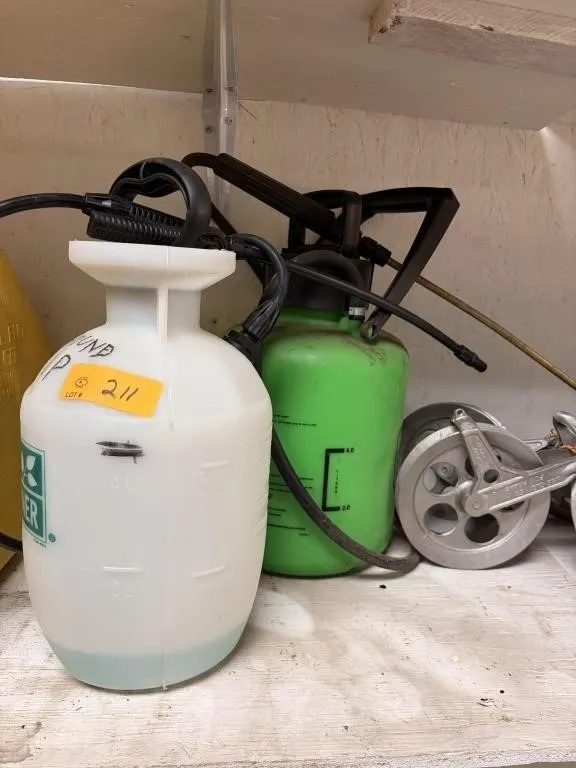 2 Garden sprayers