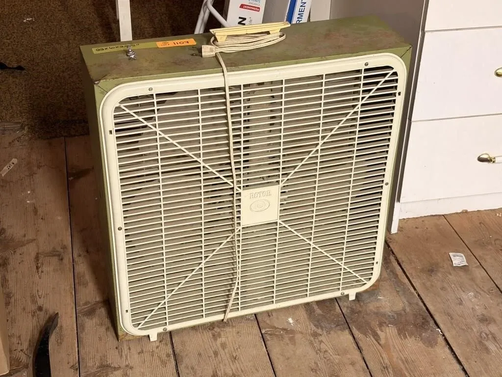 Green Vintage Box Fan- turns on