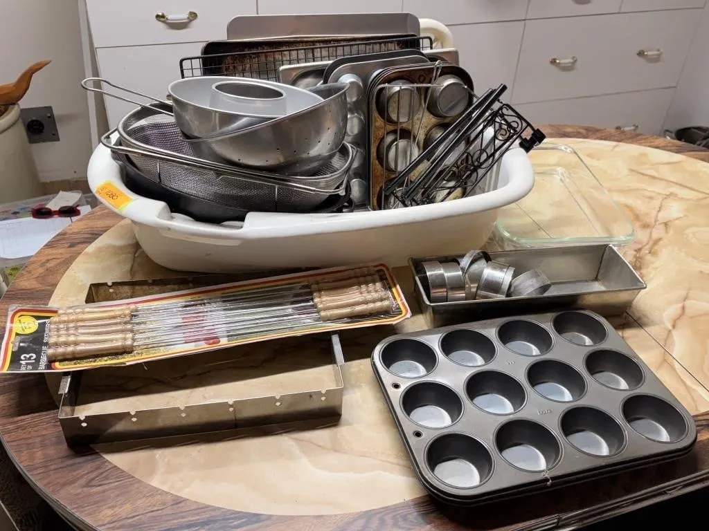LARGE BAKING LOT