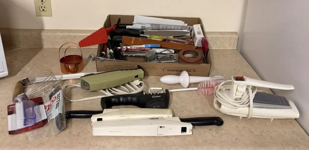 Kitchen gadgets- electric knife, Wiltshire Stay-