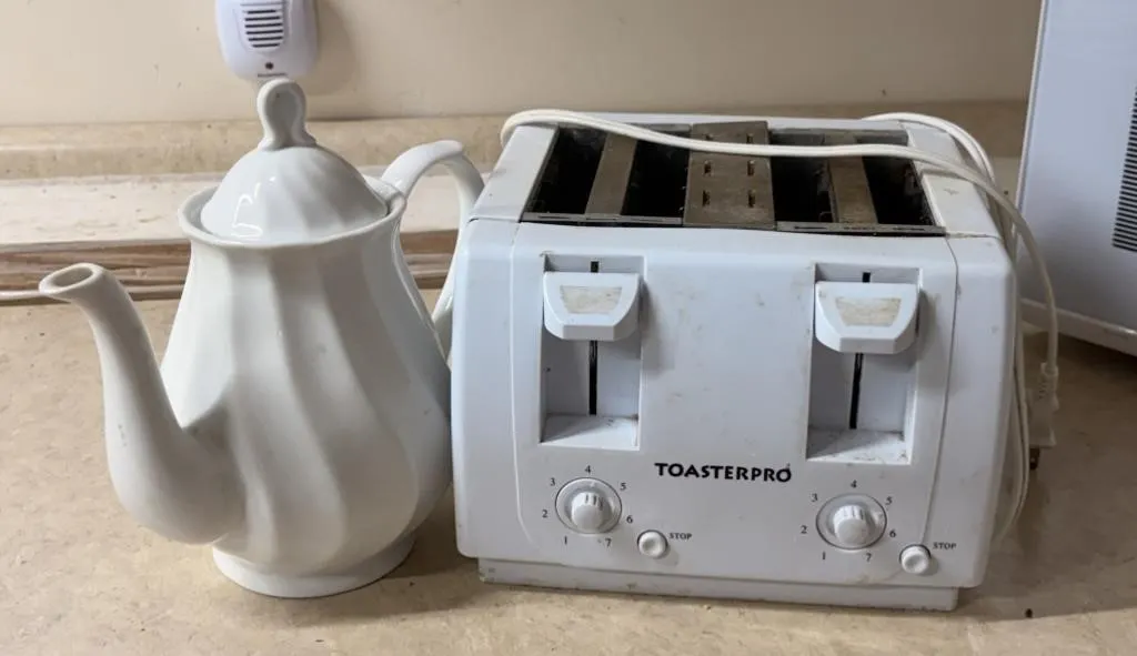 Toaster Pro 4-slice toaster, White Ceramic Teapot