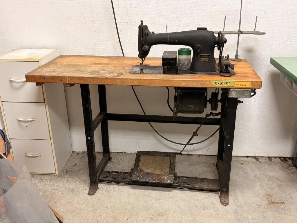 Vintage Singer 96K40 Lockstitch Machine & Table