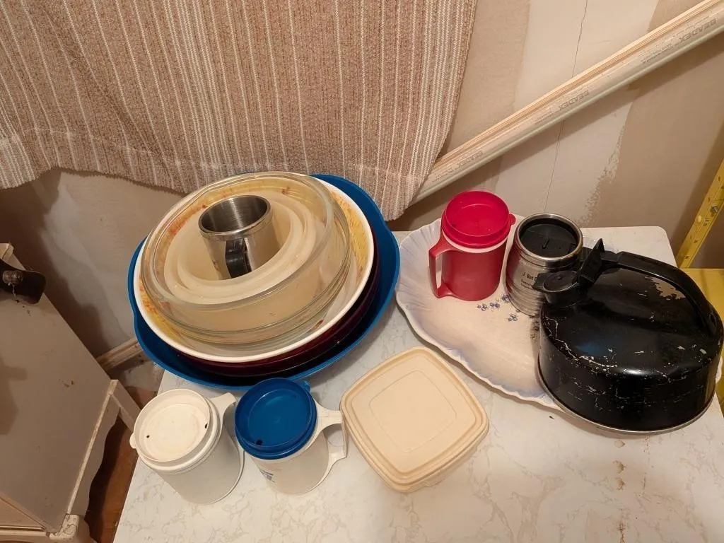 Assorted Kitchenwear, Bowls, Mugs, Kettle and