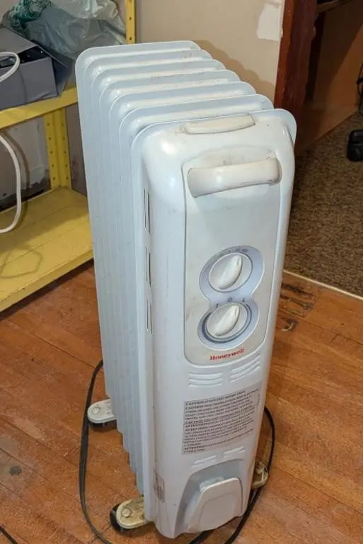 Honeywell Potable Oil Heater. Turns On.