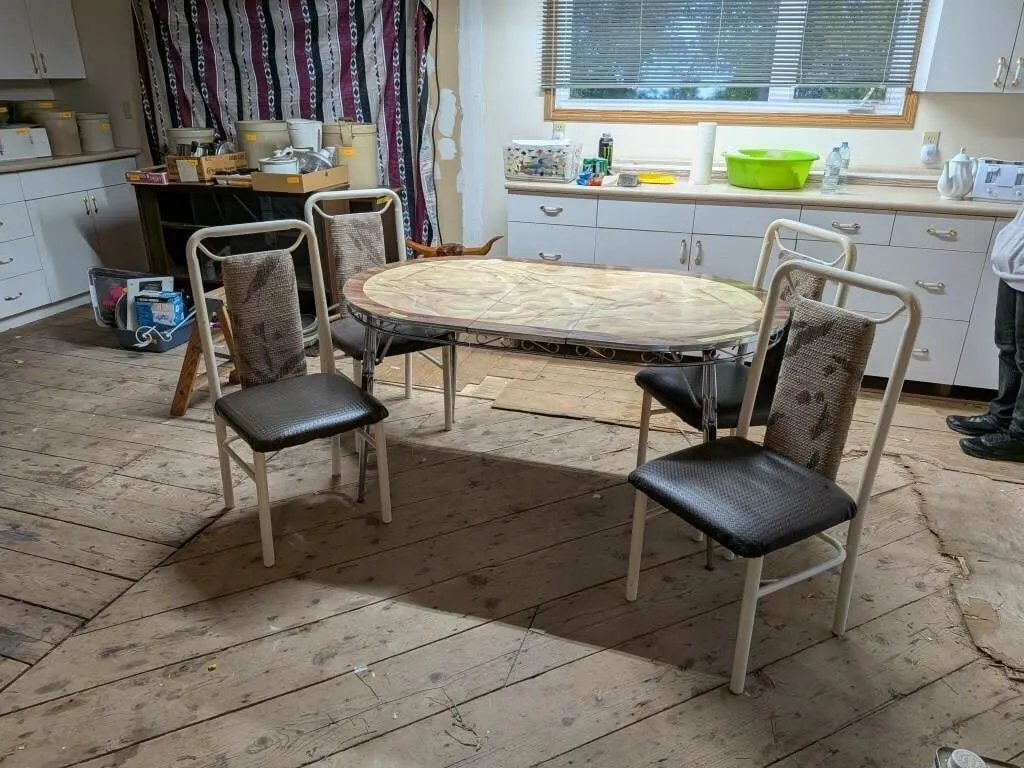 Kitchen Table and 4 Chairs. 36"x59"x29" with Leaf.