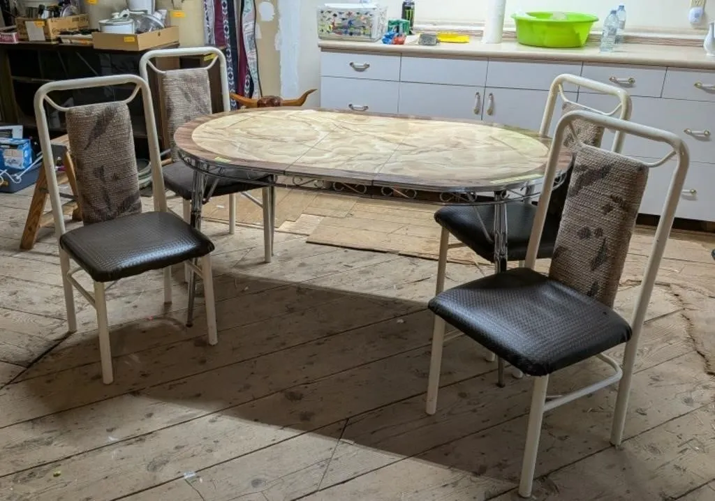 Kitchen Table and 4 Chairs. 36"x59"x29" with Leaf.
