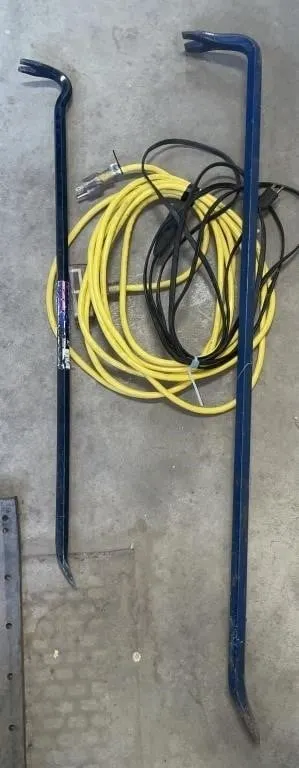 Two wrecking bars (approx. 3� and 4� long) and