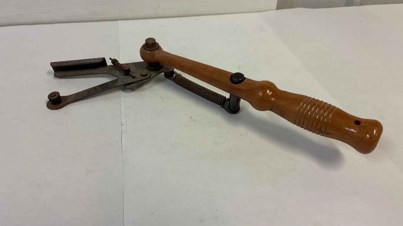 Hand held manual skeet thrower.