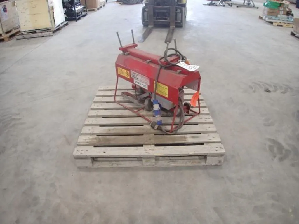 Beta Max Material Hoist