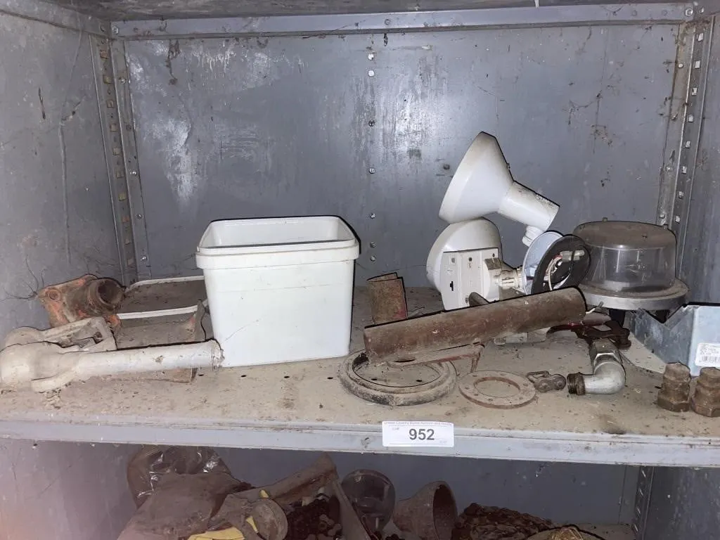 Contents the top shelf - gas nozzle, chain, light