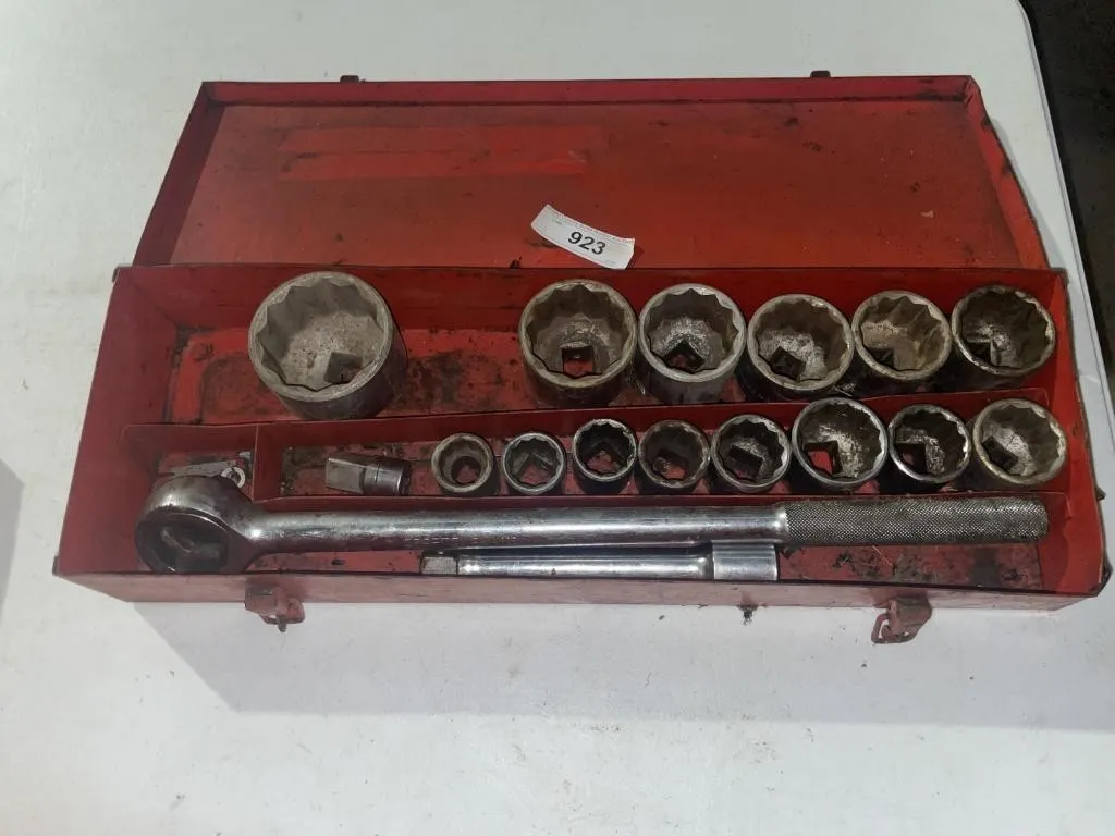 Large ratchet and socket set