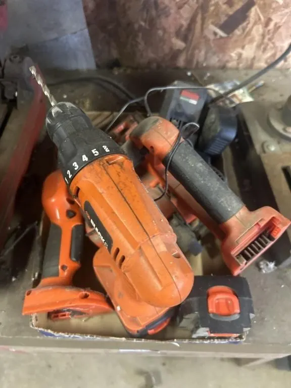 Black & Decker drills saw batteries charger