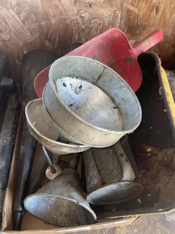 Galvanized plastic funnels, metal tray, feed