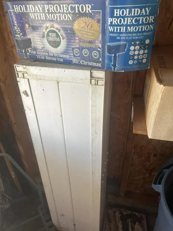 Holiday projector with motion and a plastic leg