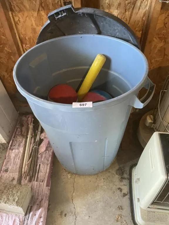 Trash can, kids toys