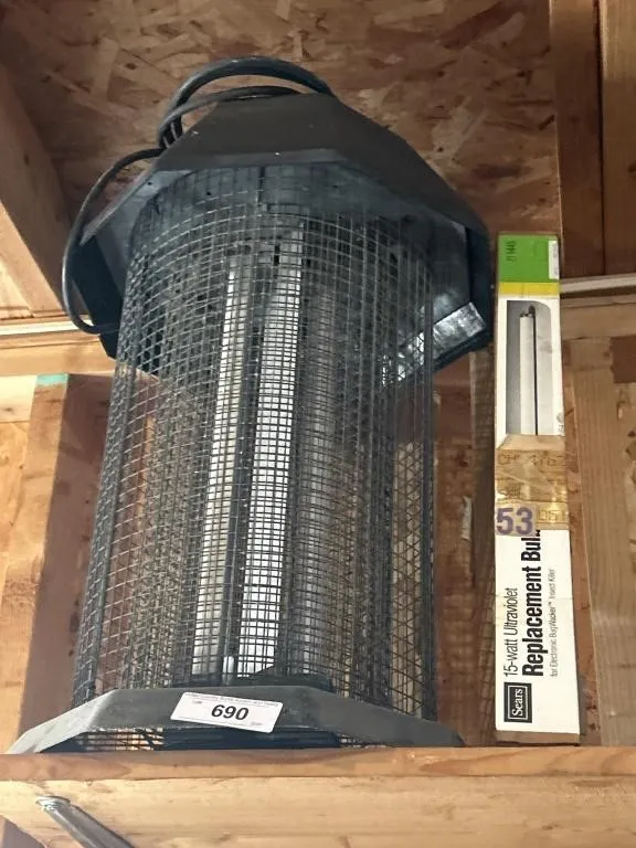 Fly zapper with replacement bulbs