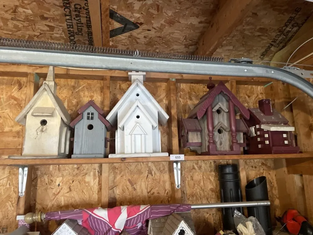 Content of shelf - Birdhouses