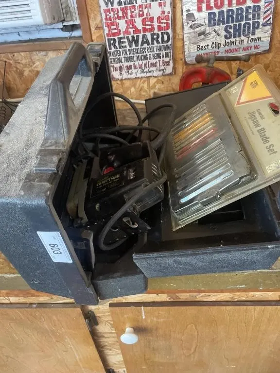 Craftsman jigsaw with blades
