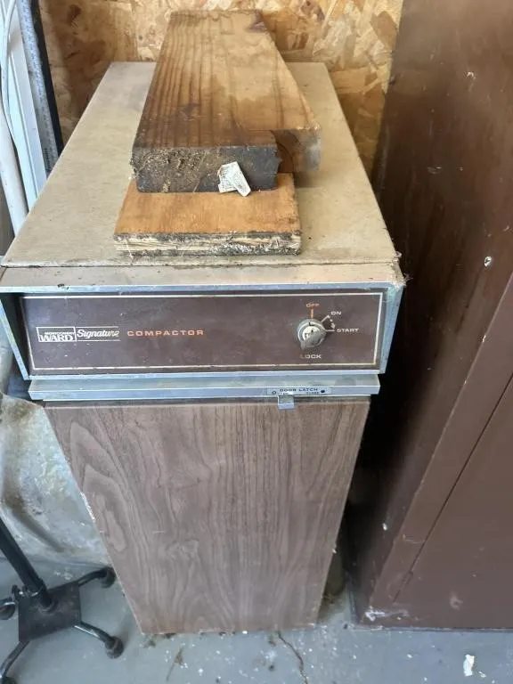 Chest compactor w/ extension cord, wood, pop cans