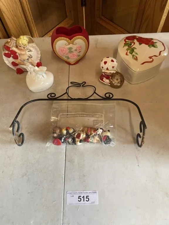 Valentine items, small figurines, wire handle