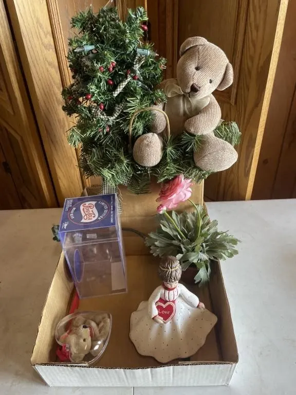 Miscellaneous items. Figurines, Teddy Bear With