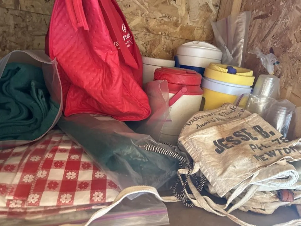 Drinking jugs, aprons, towels, tablecloth,